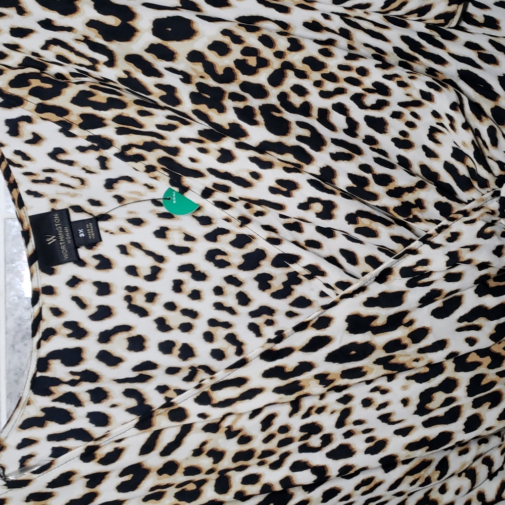 Plus size womens blouse - Picture 2 of 3